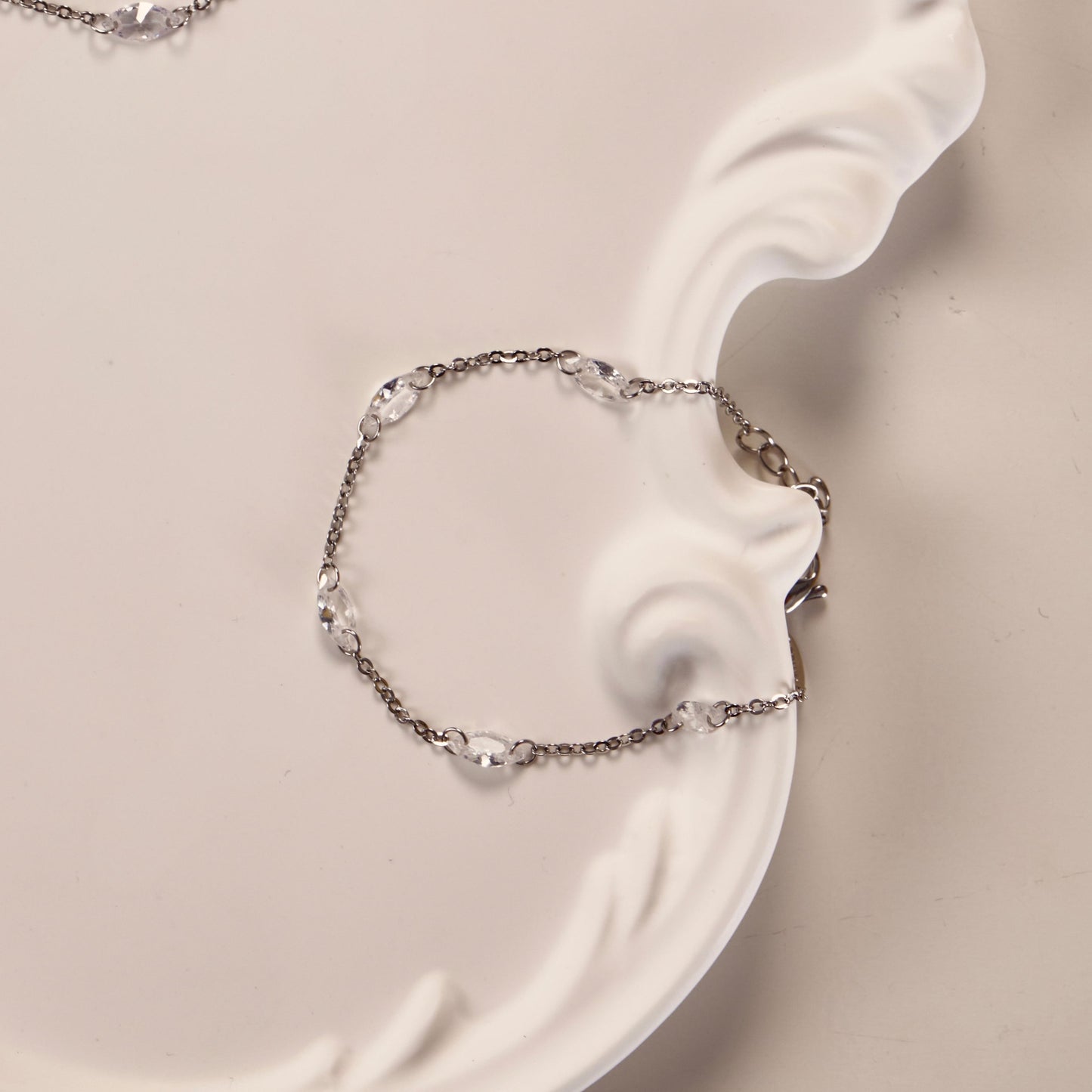Bracelet délicat en acier inoxydable argent avec pierres. Raffiné, élégant, résistant et hypoallergénique.