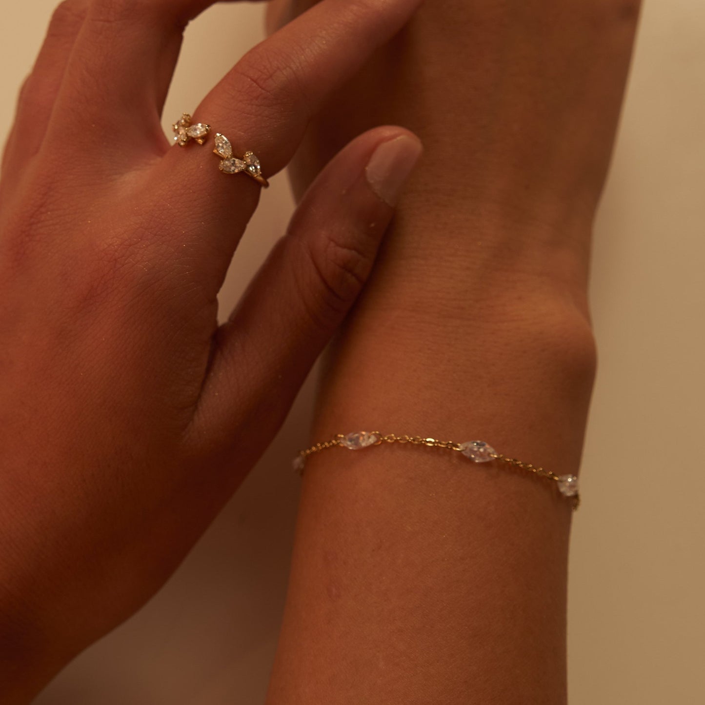 Bracelet délicat en acier inoxydable or avec pierres. Raffiné, élégant, résistant et hypoallergénique.