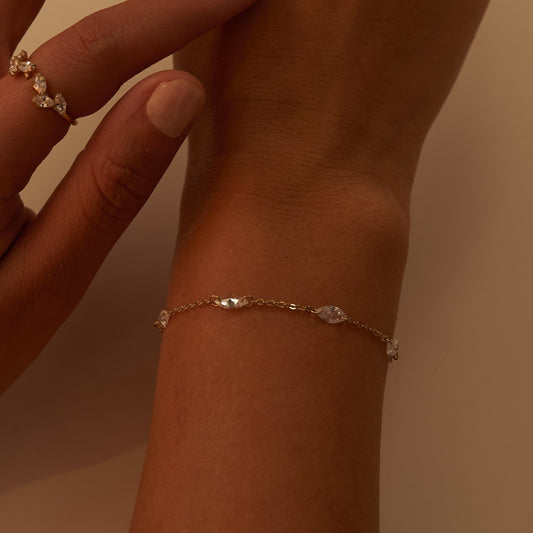 Bracelet délicat en acier inoxydable or avec pierres. Raffiné, élégant, résistant et hypoallergénique.