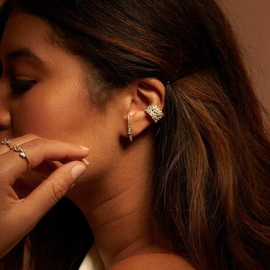 Boucle d'oreille ear lobe cuff dorée en acier inoxydable avec des pierres, raffinée, confortable, légère et de bonne qualité - Amae bijoux