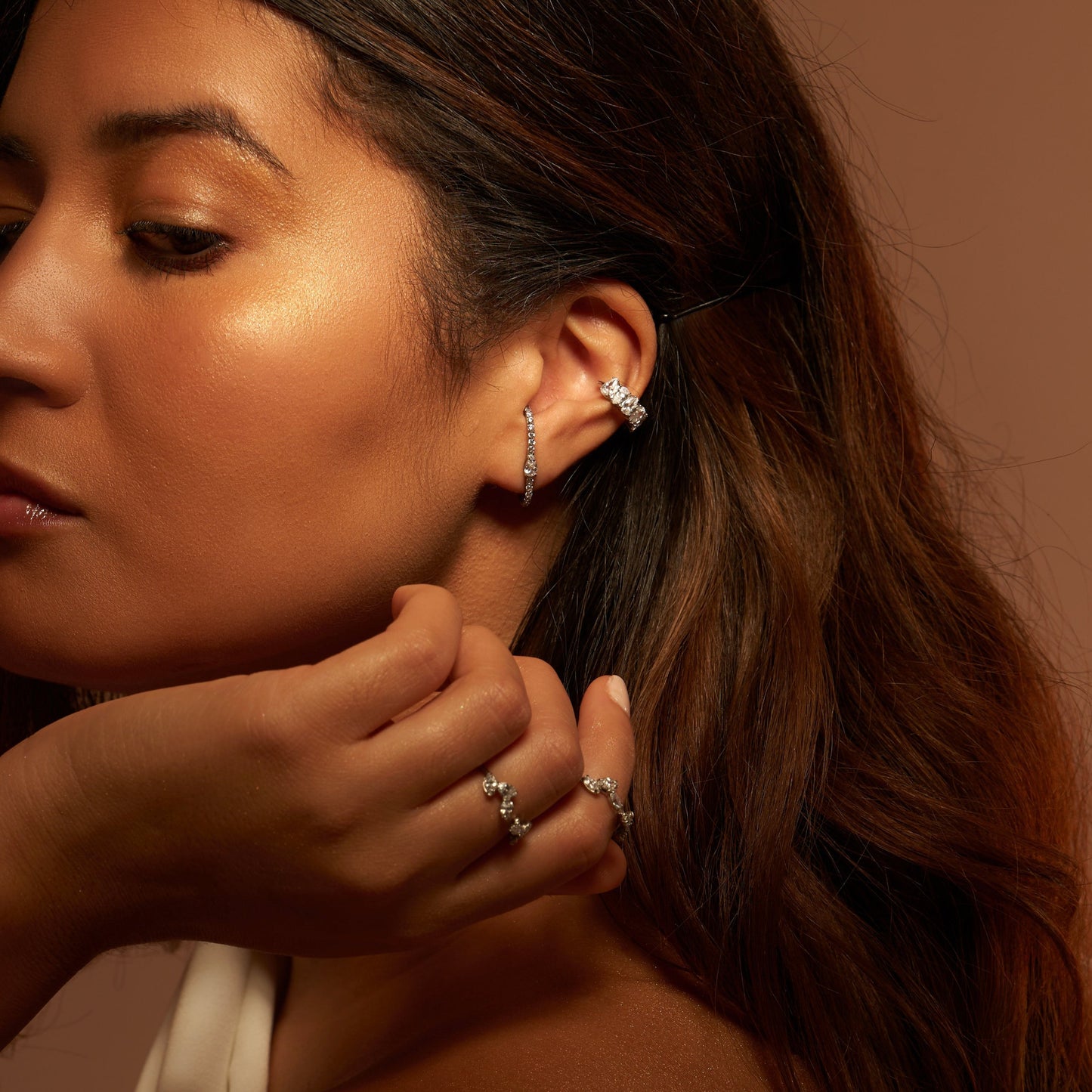 Boucle d'oreille ear lobe cuff argentée en acier inoxydable avec des pierres, raffinée, confortable, légère et de bonne qualité - Amae bijoux