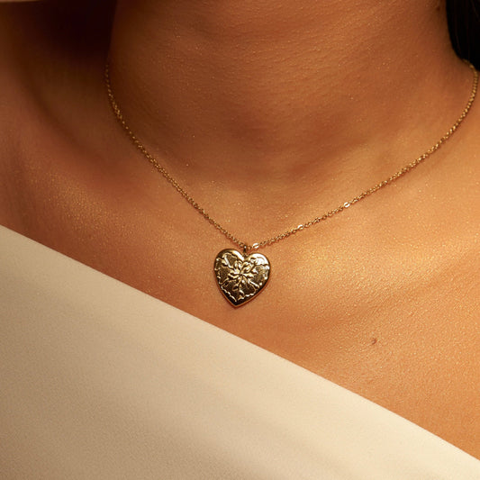 Collier avec pendentif cœur doré. Chaîne fine. Bijoux raffiné, élégant et tendance. En acier inoxydable. Idée cadeau.