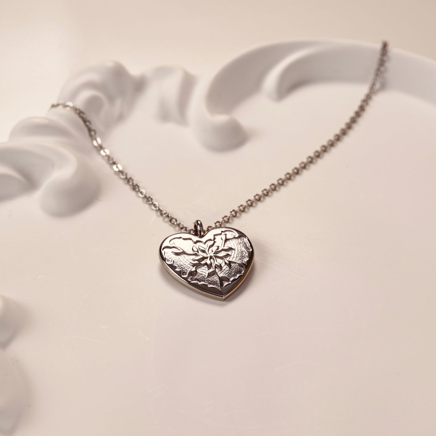 Collier avec pendentif cœur argent. Chaîne fine. Bijoux raffiné, élégant et tendance. En acier inoxydable. Idée cadeau.
