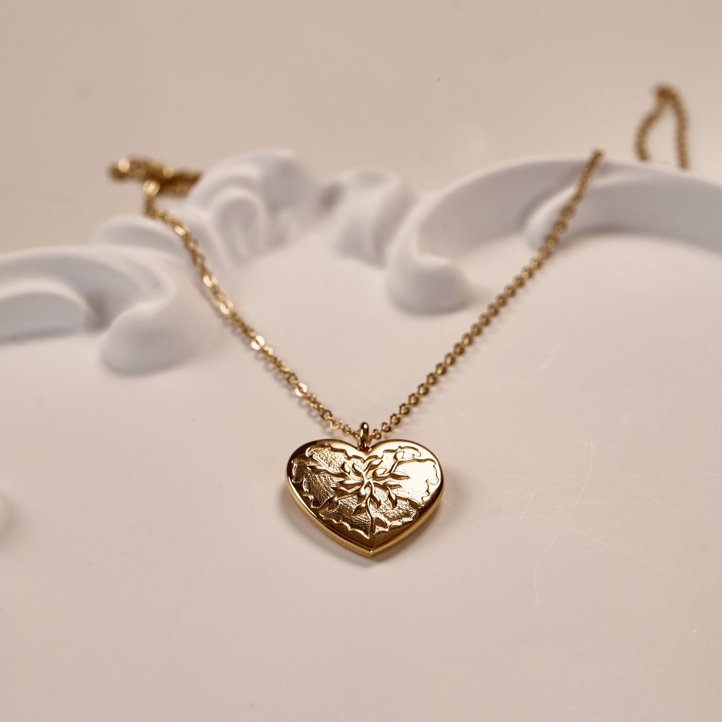 Collier avec pendentif cœur doré. Chaîne fine. Bijoux raffiné, élégant et tendance. En acier inoxydable. Idée cadeau.