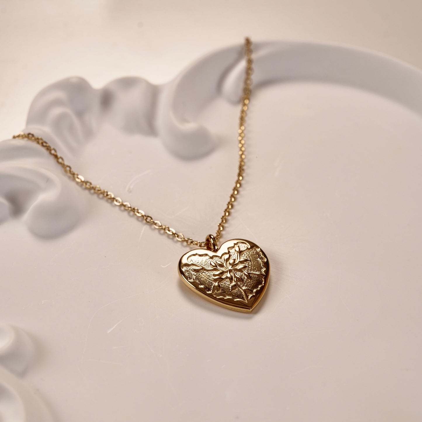 Collier avec pendentif cœur or. Chaîne fine. Bijoux raffiné, élégant et tendance. En acier inoxydable. Idée cadeau.