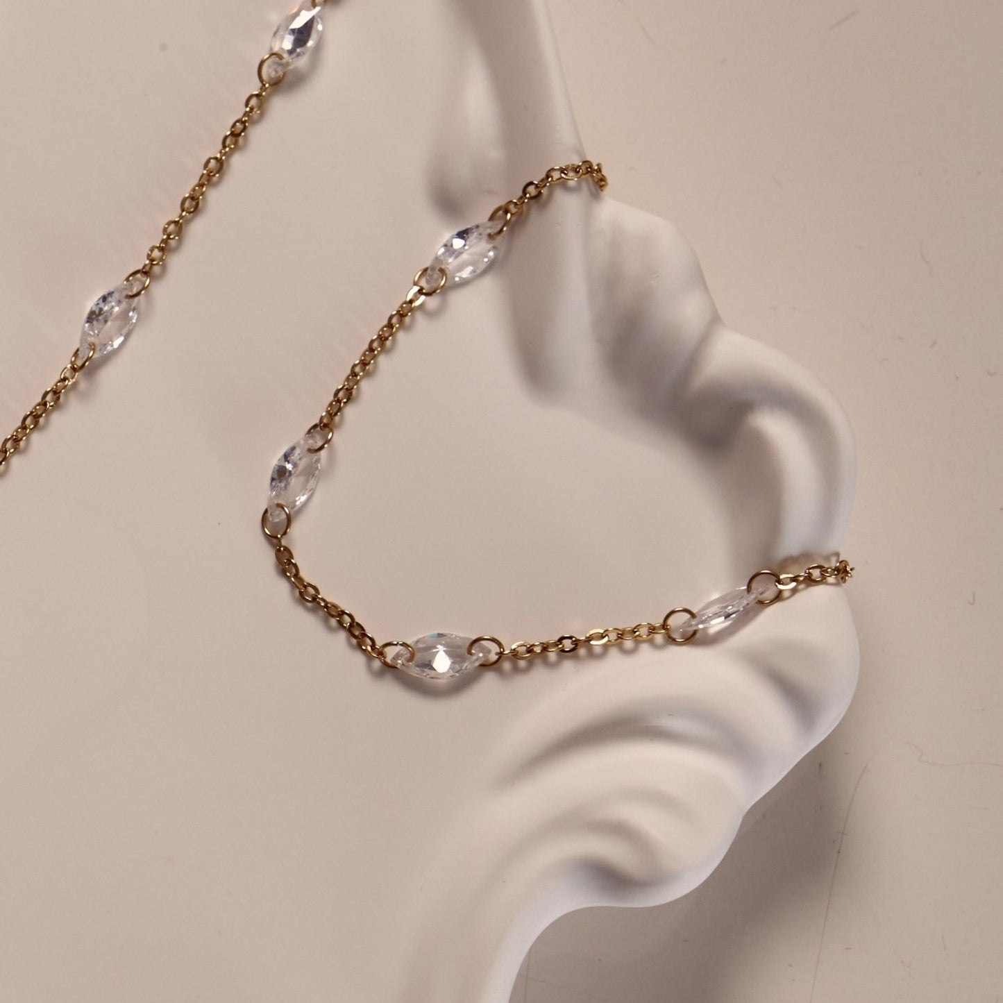 Bracelet délicat en acier inoxydable or avec pierres. Raffiné, élégant, résistant et hypoallergénique.