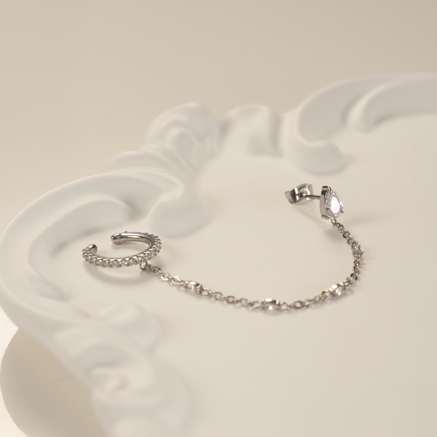 Boucle d'oreille / Earcuff argent en acier inoxydable avec des pierres, élégante, symbolique et de bonne qualité - Amae bijoux