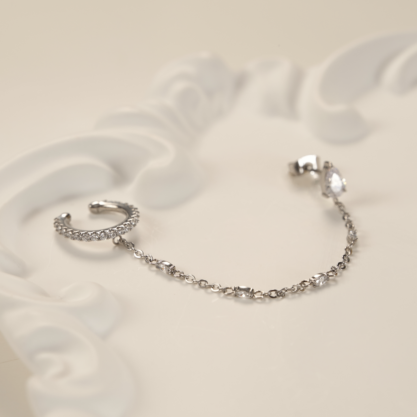 Boucle d'oreille / Earcuff argentée en acier inoxydable avec des pierres, raffinée et de bonne qualité - Amae bijoux