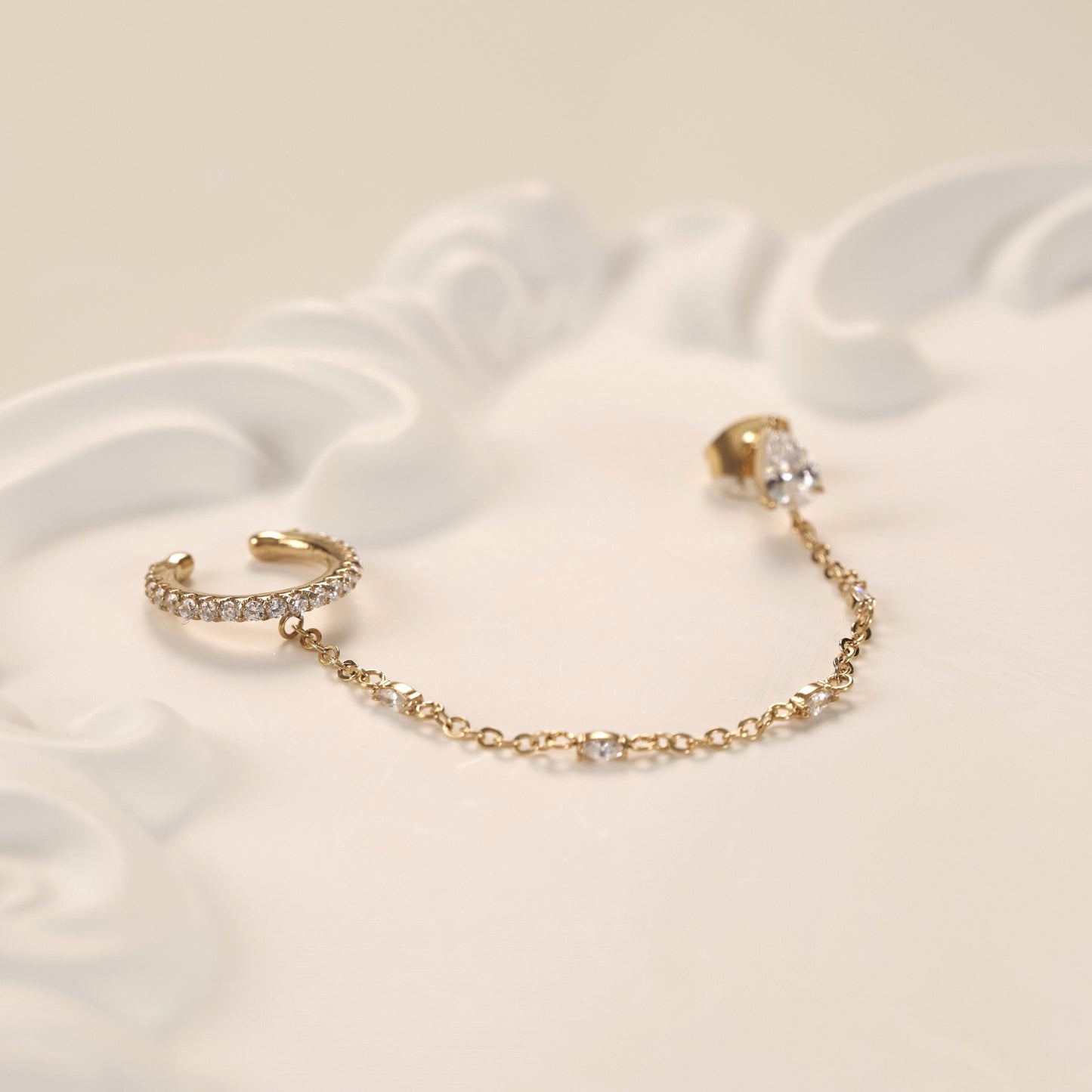 Boucle d'oreille / Earcuff dorée en acier inoxydable avec des pierres, raffinée symbolique et qui dure - Amae bijoux