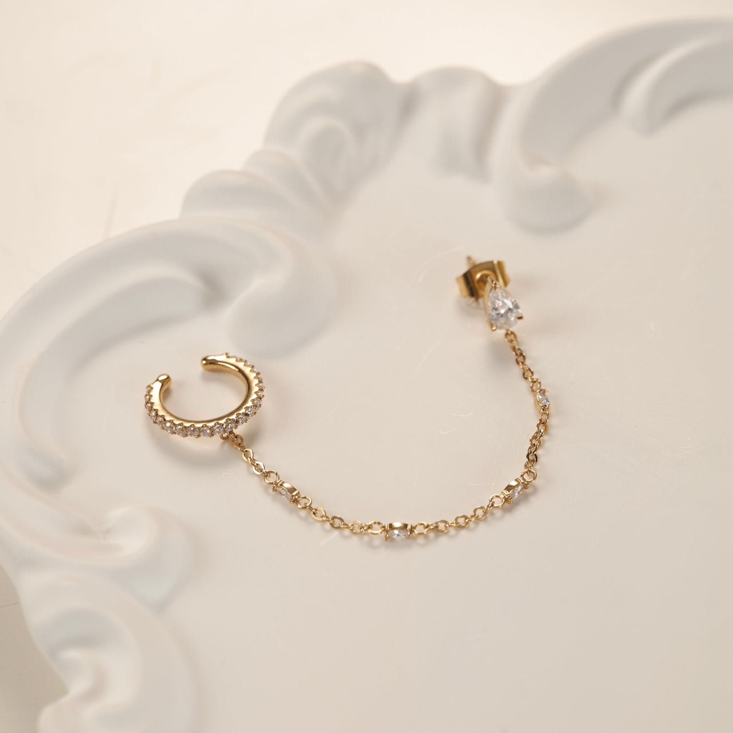 Boucle d'oreille / Earcuff dorée en acier inoxydable avec des pierres, élégante, symbolique et qui dure - Amae bijoux