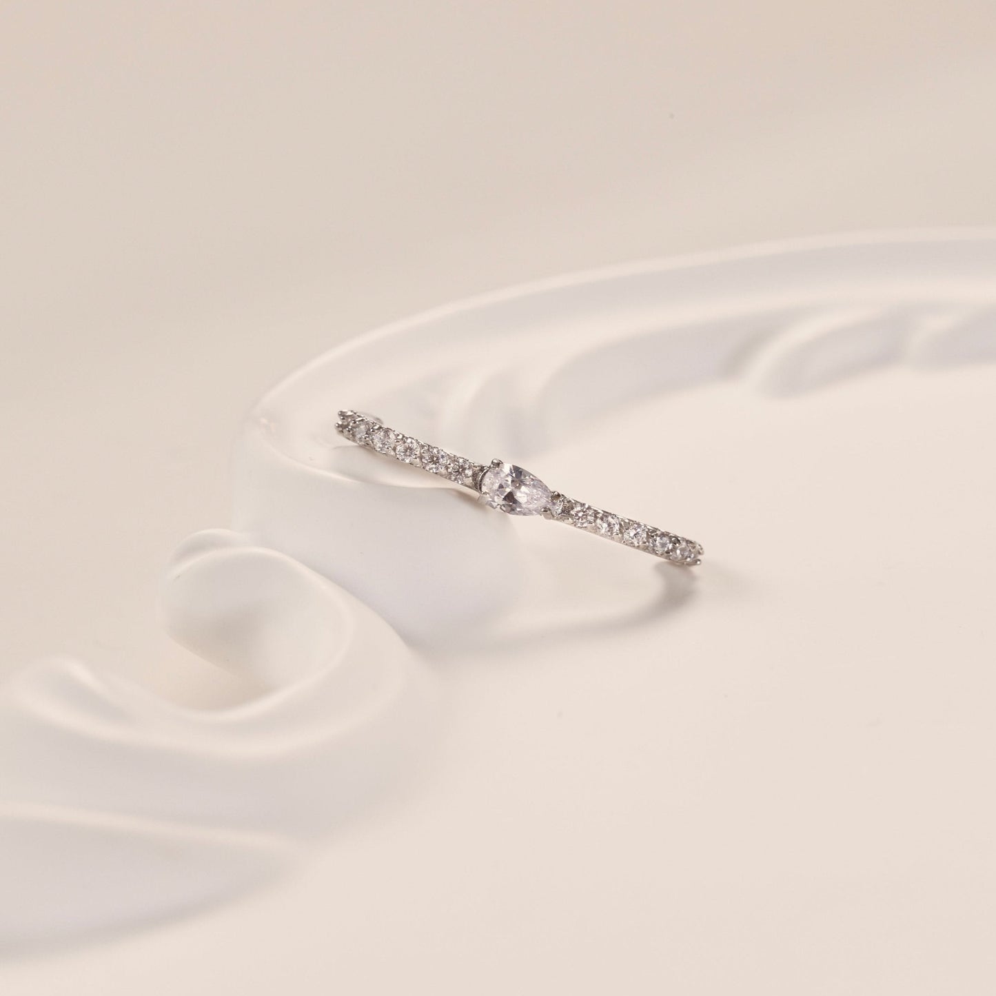 Boucle d'oreille ear lobe cuff argentée en acier inoxydable avec des pierres, raffinée, confortable, légère et de bonne qualité - Amae bijoux