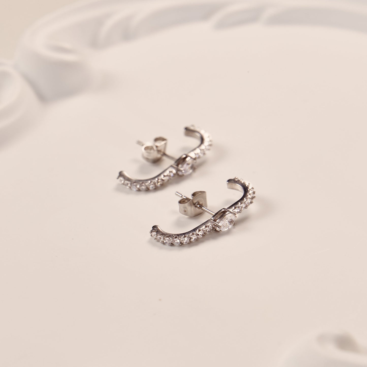 Boucles d'oreilles ear lobe cuff argentées en acier inoxydable avec des pierres, raffinées, confortables, légères et de bonne qualité - Amae bijoux