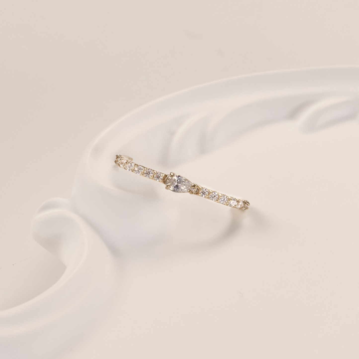 Boucle d'oreille ear lobe cuff dorée en acier inoxydable avec des pierres, raffinée, confortable, légère et de bonne qualité - Amae bijoux