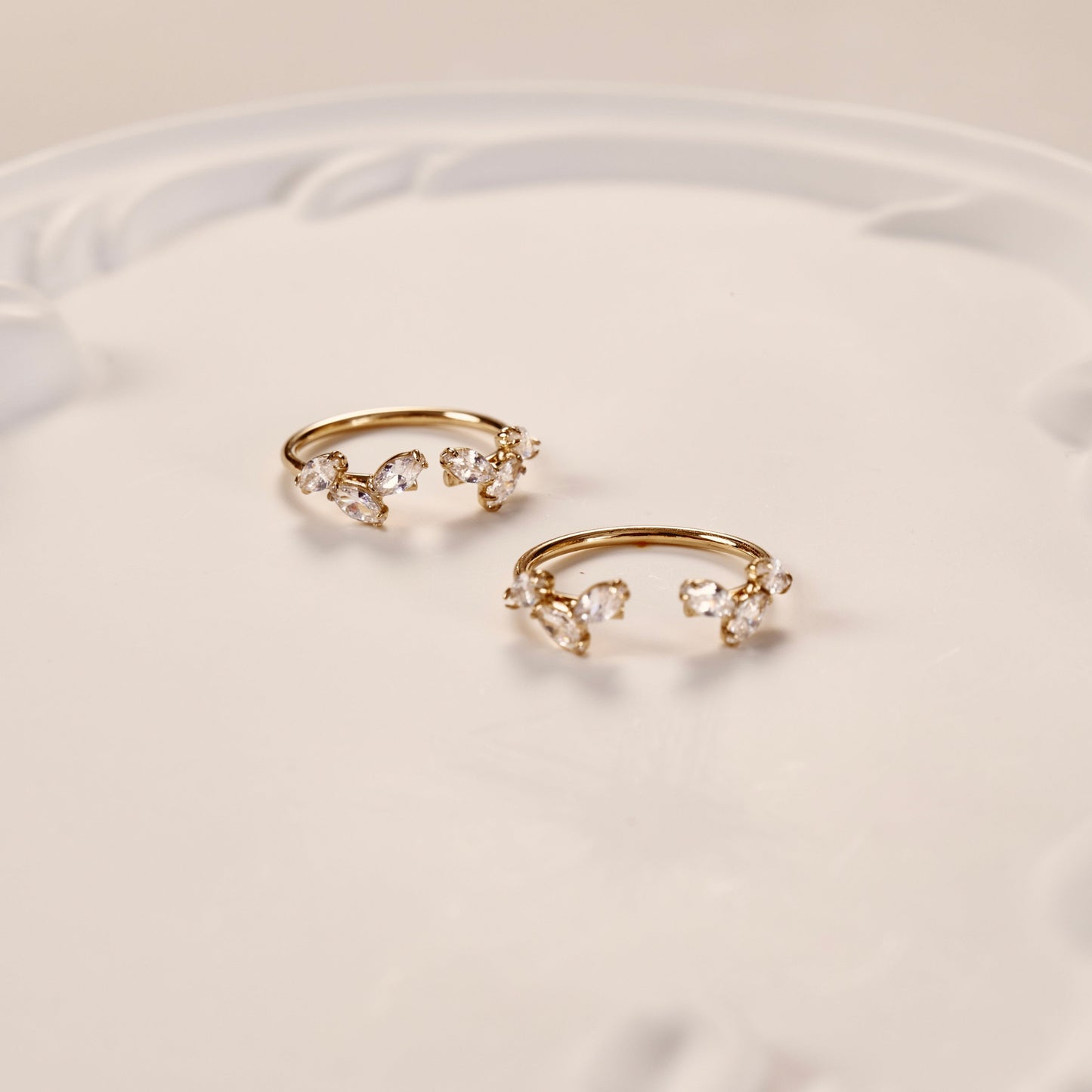 Bagues dorées en acier inoxydable avec des pierres qui rappellent les feuilles d'olivier, élégantes symboliques et de bonne qualité - Amae bijoux