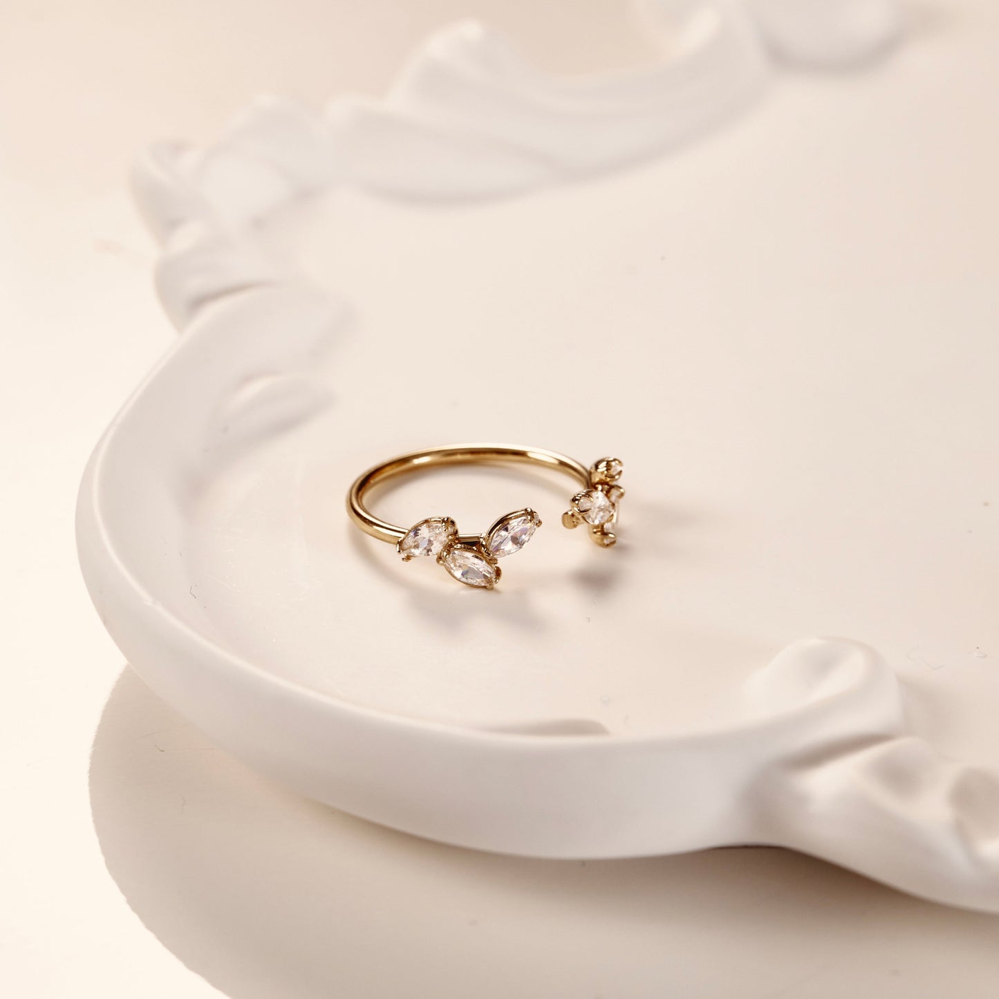Bague dorée en acier inoxydable avec des pierres qui rappellent les feuilles de l'olivier, raffinée et de bonne qualité - Amae bijoux