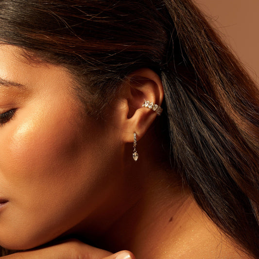 Paire de boucles d'oreilles or en acier inoxydable avec pierres de zircone. Elégante, résistante et raffinée.