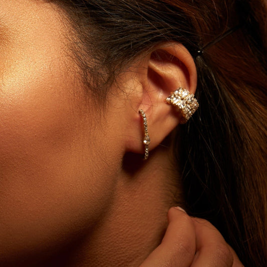 Boucle d'oreille ear lobe cuff dorée en acier inoxydable avec des pierres, raffinée, confortable, légère et de bonne qualité - Amae bijoux