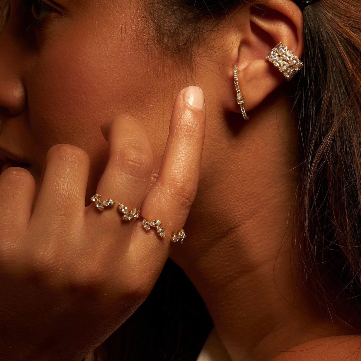 Bagues dorées en acier inoxydable avec des pierres qui rappellent les feuilles de l'olivier, raffinées et de bonne qualité - Amae bijoux