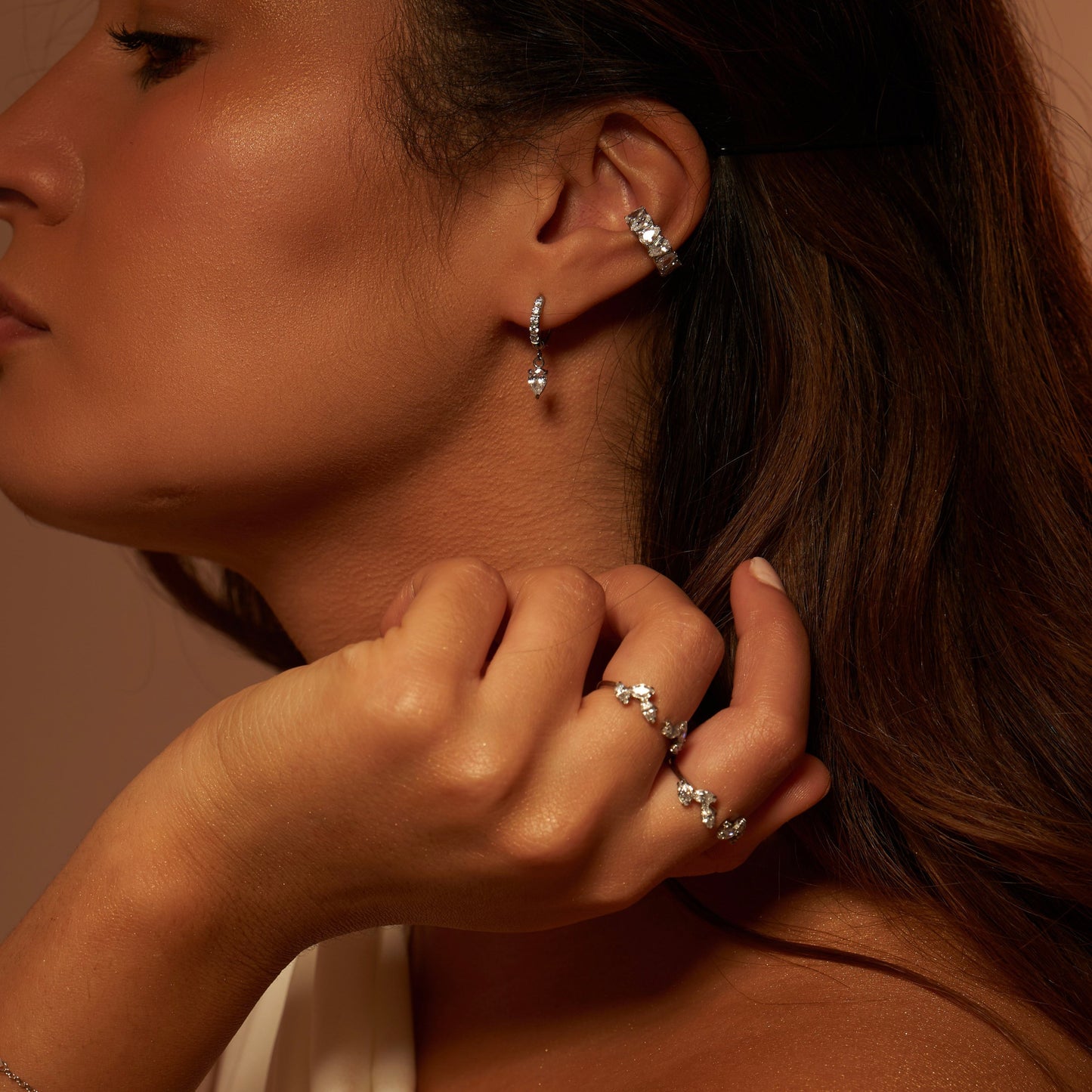 Paire de boucles d'oreilles argent en acier inoxydable avec pierres de zircone. Elégante, résistante et raffinée.