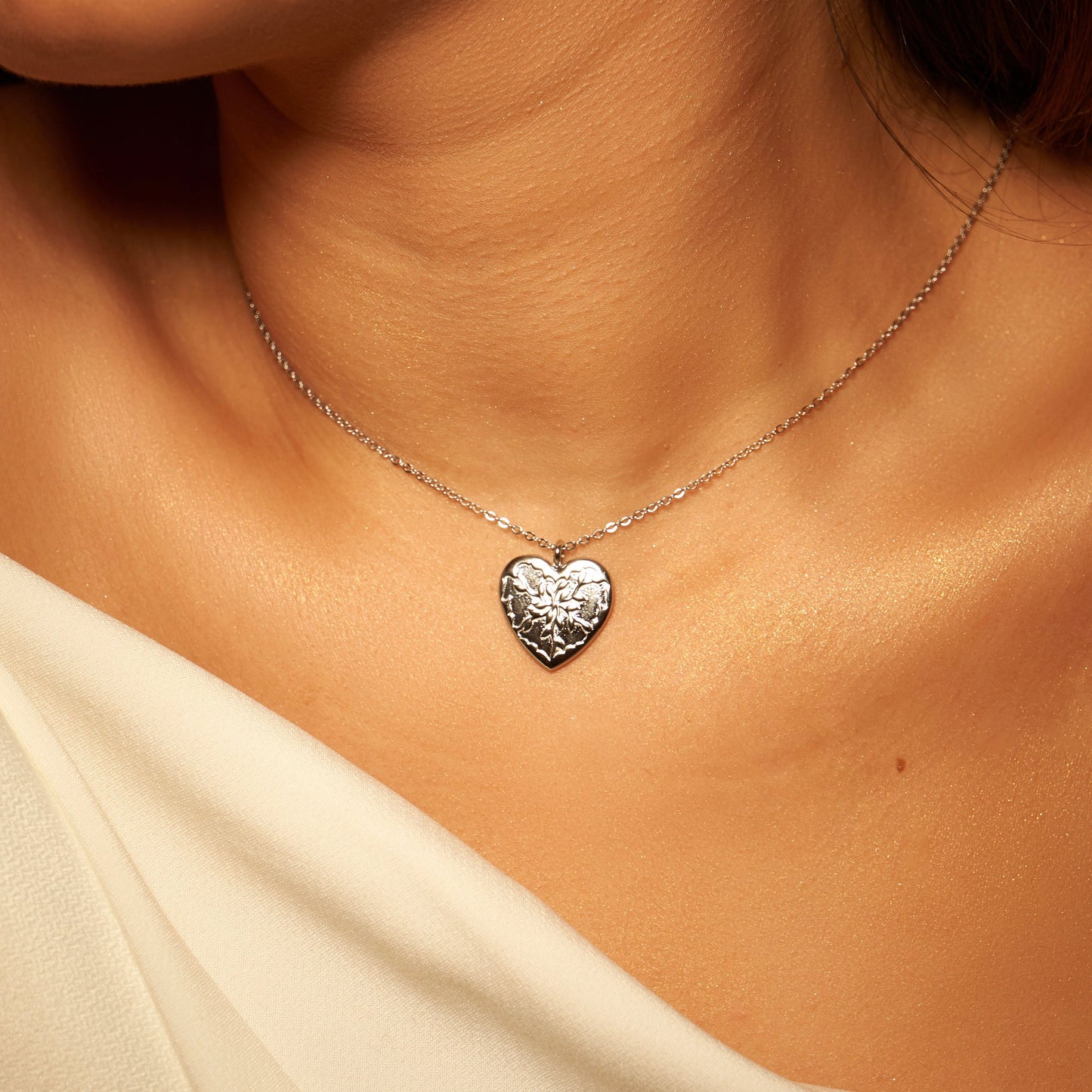 Collier avec pendentif cœur argenté. Chaîne fine. Bijoux raffiné, élégant et tendance. En acier inoxydable. Idée cadeau.