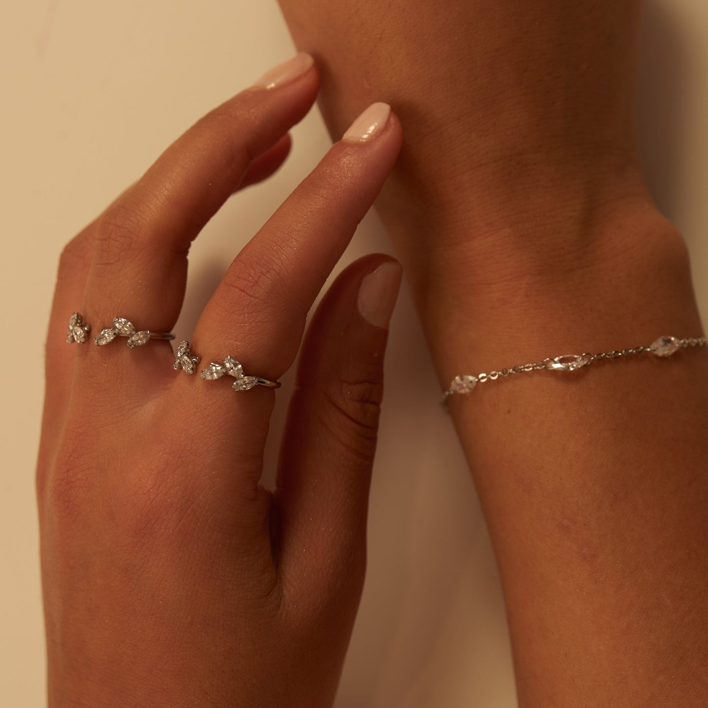 Bagues argentées en acier inoxydable avec des pierres qui rappellent les feuilles d'olivier, élégantes symboliques et de bonne qualité - Amae bijoux