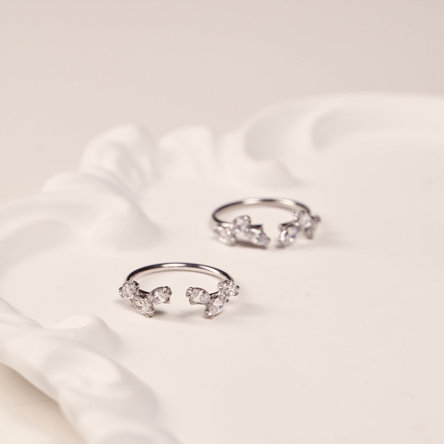 Bagues argentées en acier inoxydable avec des pierres qui rappellent les feuilles d'olivier, élégantes, symboliques et de bonne qualité - Amae bijoux