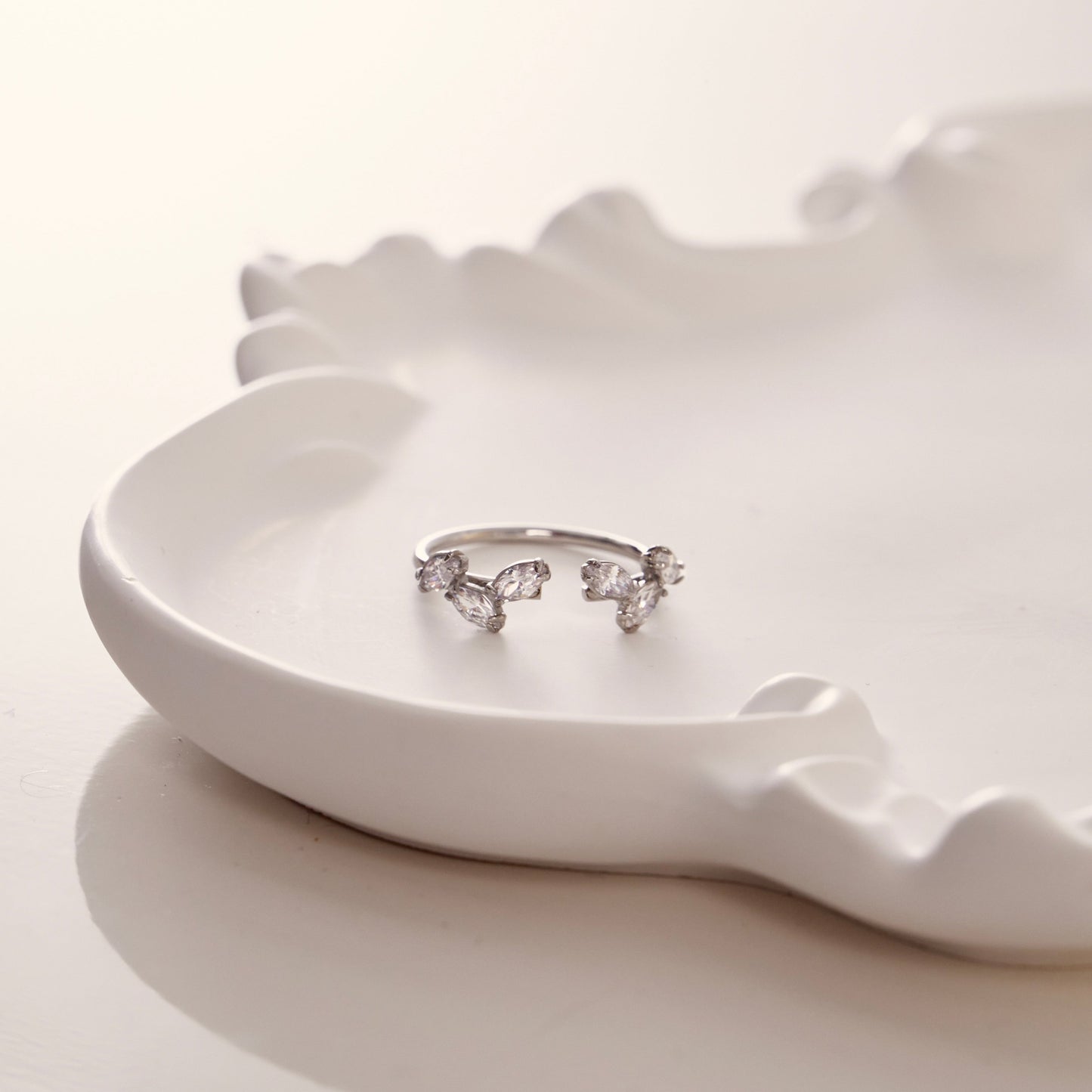 Bague argentée en acier inoxydable avec des pierres qui rappellent les feuilles d'olivier, raffinée et de bonne qualité - Amae bijoux
