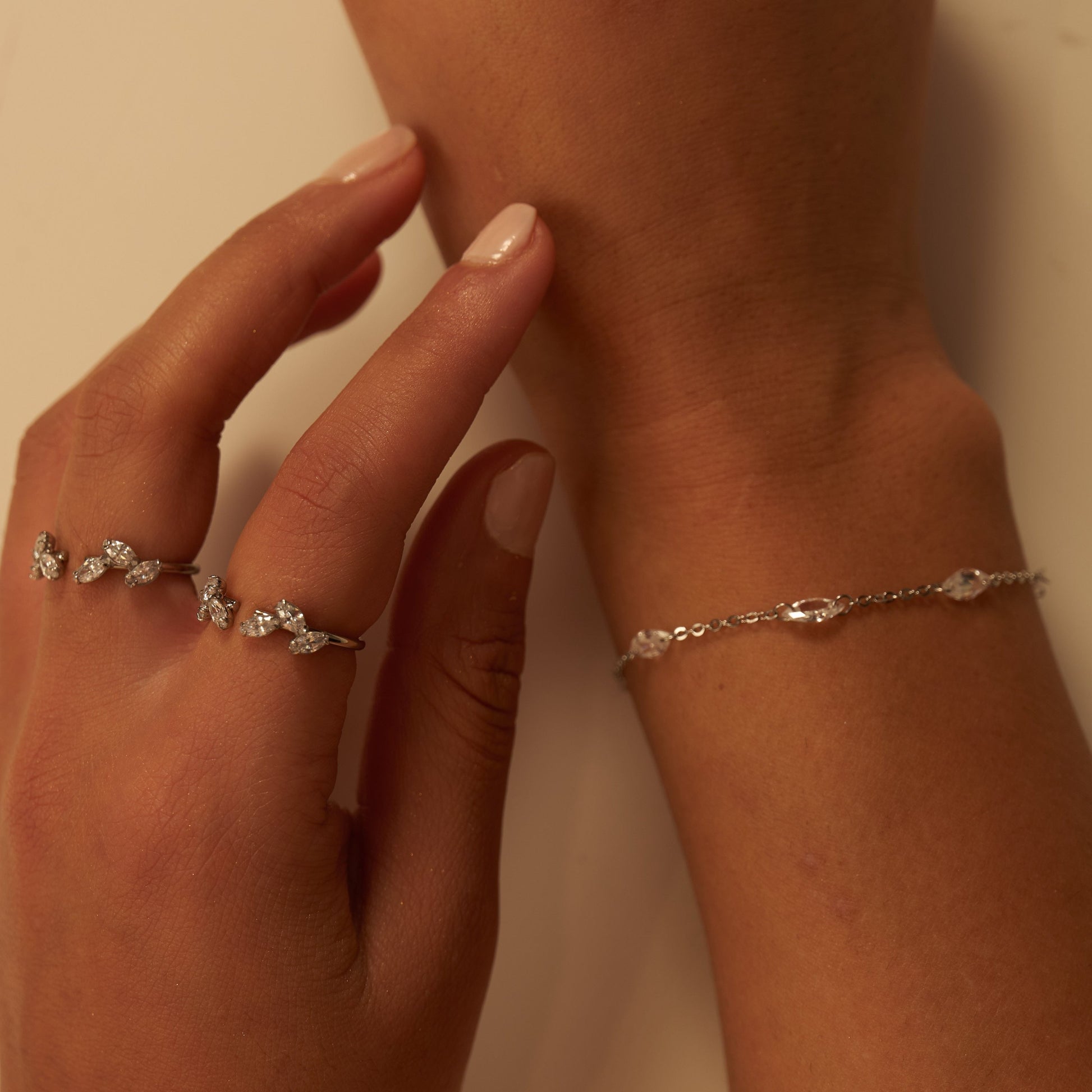 Bracelet délicat en acier inoxydable argent avec pierres. Raffiné, élégant, résistant et hypoallergénique.